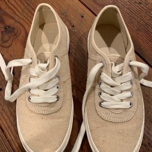 Women’s tennis shoes